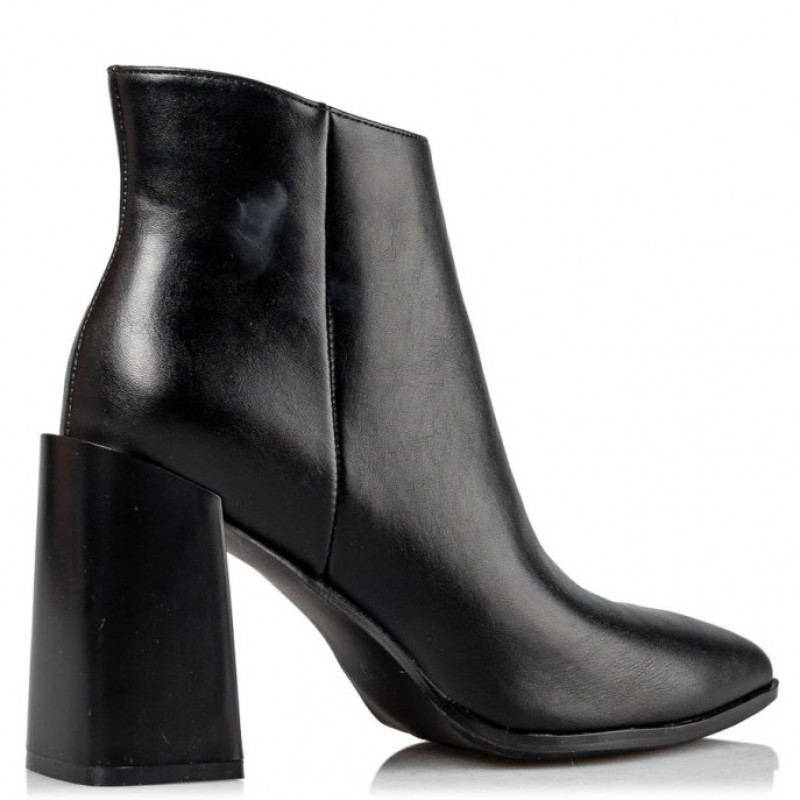 Miss NV boots made of synthetic leather with thick heel