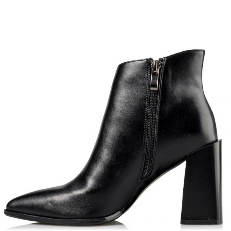 Miss NV boots made of synthetic leather with thick heel